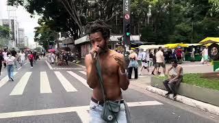 Impressionante como canta esse artista de rua