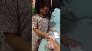 Anak kecil nangis dikasih uang segepok eh diam