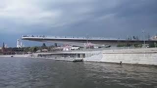 "Парящий" мост над Москва-рекой
