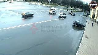 На скользкой дороге в столб: момент ДТП в Ярославле