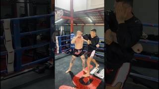 Right vs wrong way to parry the jab! #muaythaifighter #ragefightacademy #pattaya