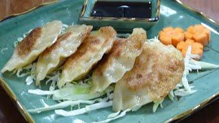 How to Make Potstickers - Easy Recipe (如何料理鍋貼）