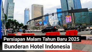 persiapan malam tahun baru 2025 di bunderan hotel indonesia, panggung mulai di persiapkan di area HI