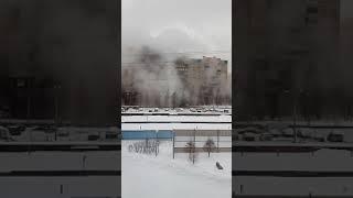 Горячий гейзер пробился из земли на Шуваловском проспекте в Петербурге