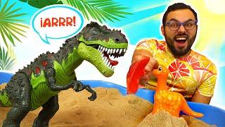 ¡El dinosaurio está a punto de atacar! Video de dinosaurios de juguete para niños en español