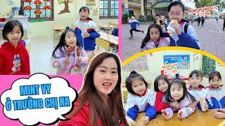 One day, Mom Ha Ha took Mint Vy and her sister Na to school and explored Na's classroom together