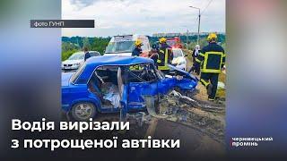 Водія вирізали з потрощеної автівки: під Чернівцями трапилась потрійна ДТП