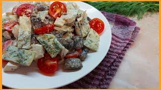 Сытный салат с яичными блинчиками, грибами и курицей