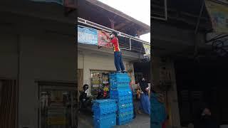 karyawan Indomaret sedang merapikan sepanduk #indomaret