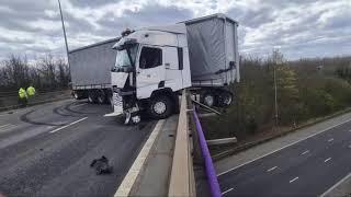 M25 CRASH!!! Truck hangs off bridge! 04-07-2021