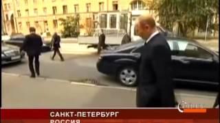 Одинокая прогулка Владимира Путина по улице Санкт-Петербурга