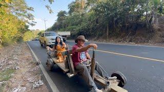 En la carreta de Valeros carga de leña , la vida rural en el Salvador