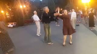 Заблудилась осень средь берез да сосен  Танцы в парке Горького   Харьков 2021
