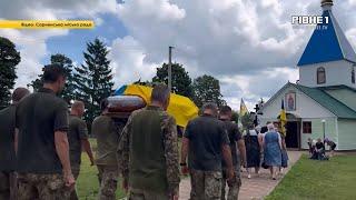 Везли у труні за 14 кілометрів від дому: чому військового з Рівненщини відспівали не у рідному селі?