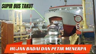 HUJAN BADAI DAN PETIR SUPIR BUS TAKUT TURUN DARI KAPAL DI PELABUHAN MERAK