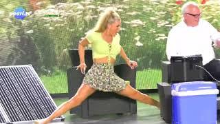 Cindy Breuer abriendo piernas