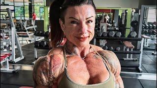 Anna Terzo / Backstage women’s bodybuilding posing Italy 2024 