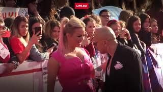 Дмитрий Нагиев поцеловал в грудь Анну Семенович на премии "Муз-ТВ"