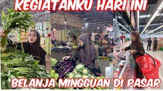 Belanja aneka sayuran di pasar tradisional