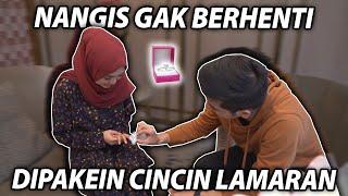 Mewah Banget Cincin Lamaran.. RICIS NANGIS GAK BERGENTI DIPAKEIN CINCIN LAMARAN..