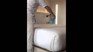 Camarero de pisos camas sin arrugas how to make nice bed in 5 star hotel