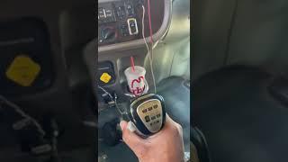 How to shift an 18 speed transmission #shifting #truckingschool #peterbilt #owneroperator