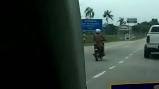 Memandu motor telanjang??