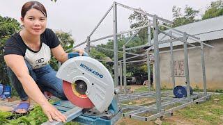 The girl completed the house frame, preparing to build a house floating on the water.