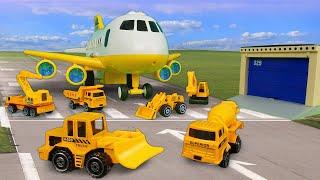 L'aereo giocattolo porta le macchinine al lavoro. Camion ribaltabile, gru e trattore in azione!