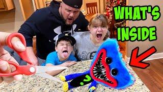 WHATS inside HUGGY WUGGY? Cutting OPEN POPPYS PLAYTIME Villain with AUBREY and CALEB!