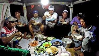 MAKAN MALAM DI ATAS PERAHU DI TEMANI HUJAN DAN ANGIN