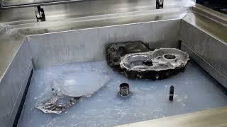 Ультразвуковая мойка деталей двигателя в ванне
