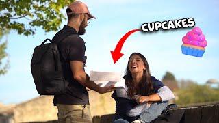 Offrir des cupcakes dans la rue : Cette rencontre était improbable 