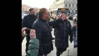 В Петербурге депутат Госдумы Виталий Милонов вышел к протестующим. Ты г#овно 