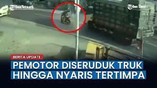 Detik - detik Pemotor Diseruduk Truk Hingga Nyaris Tertimpa, Siapa yang Salah