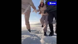 Молодежь чуть не провалилась под лед во время фотосессии на Байкале