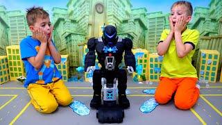 Vlad y Niki juegan con el juguete para niños Bat-Tech BatBot y salvan la ciudad