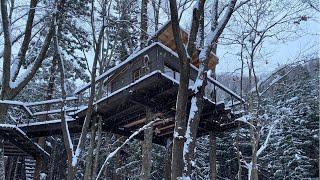 Finishing a treehouse with wood stove in a snowy Japanese forest