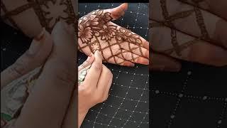 Sidra mehndi Artist. Front hand henna design