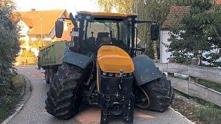 Ein Narr Auf Einem Traktor Oder ein Profi ? Traktoren Unter Extrem Gefährlichen Bedingungen sind ein