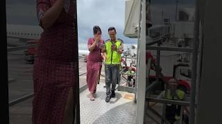 Pramugari cantik Lion Air dan Pilot berjalan menuju pesawat