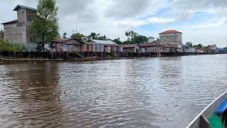 Kampung dayak, muslim, rumah nya di atas air, di pedalaman kalimantan tengah, desa mendawai