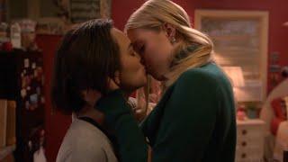 The Sex Lives of College Girls / Kiss Scene — Leighton and Alicia (Renee Rapp and Midori Francis)