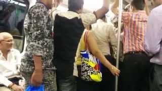See How People Get Down From Crowded Metro Train @ Andheri Station Mumbai
