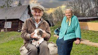 Счастливая старость пожилой пары в горной деревне вдали от цивилизации