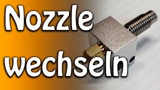 Nozzle wechseln, aber richtig. Die Düse vom  3D Drucker muss raus.