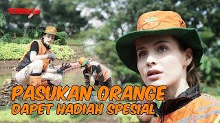 Mba Tina Bule Abis Bebersih Sungai Dikasih Hadiah Spesial sama Pasukan Orange