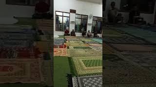 si kecil sholat saat yg lain tadarusan