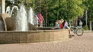 В Нягани от жары дети спасаются в фонтане