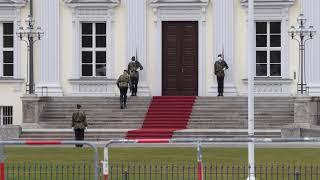 Ehrenposten Schloss Bellevue Flecktarn Vorübung